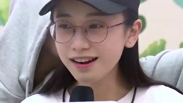 姜梓新唱歌突然打嗝,周晨晞立马拍背,这举动超暖