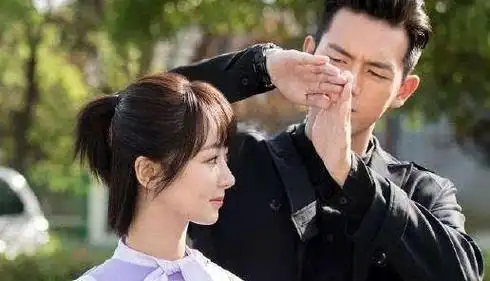 亲爱的热爱的杨紫现场抱李现 热爱的剧组超穷(1)