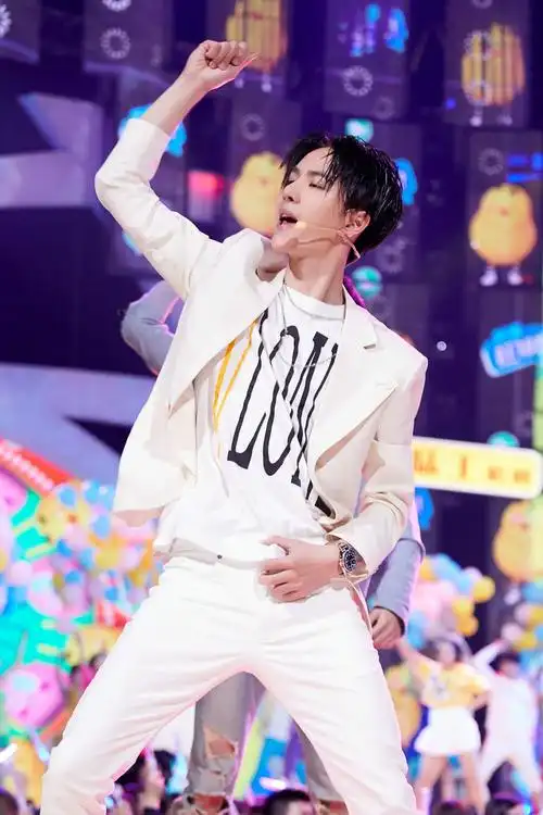 颜值暴击!王一博燃爆湖南春晚 禁欲系少年大秀舞技