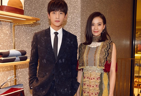 杨洋跟别的女星合照都显得拘谨,只有和她合照显得特别主动!