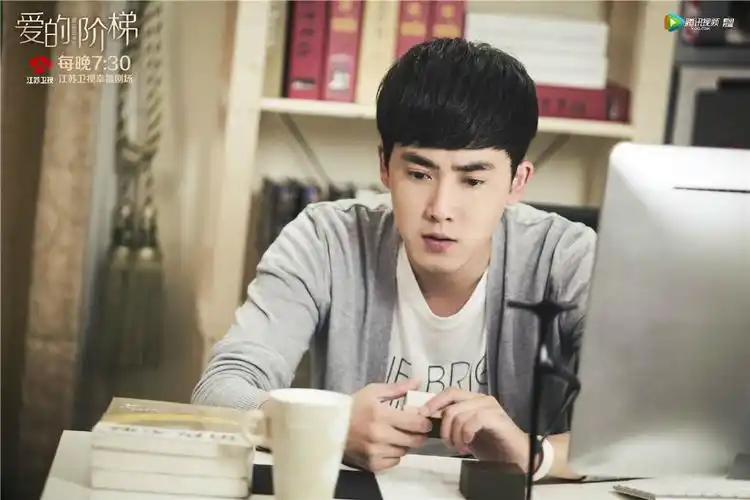 张皓天是在电视剧《 a target="_blank" href="/item/爱的阶梯