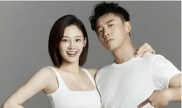 苗苗深夜晒卷发视频脖子上草莓明显网友郑恺你小子真行