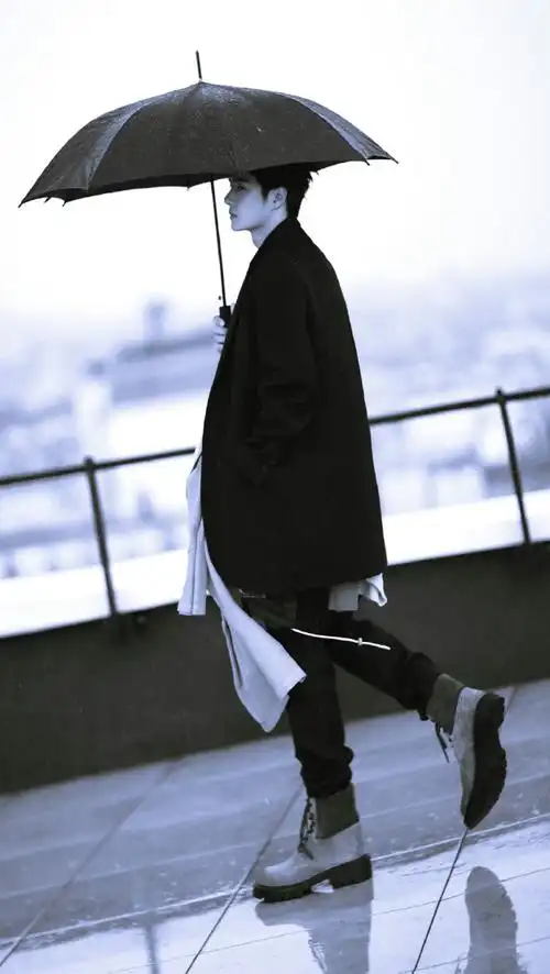 王一博赏雨侧拍花絮##王一博