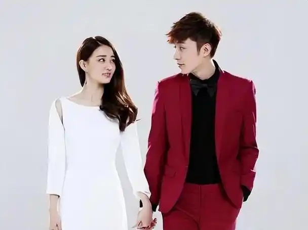 29岁徐璐恋情疑曝光与小5岁吴崇轩逛园区街头搂腰拍照超甜蜜