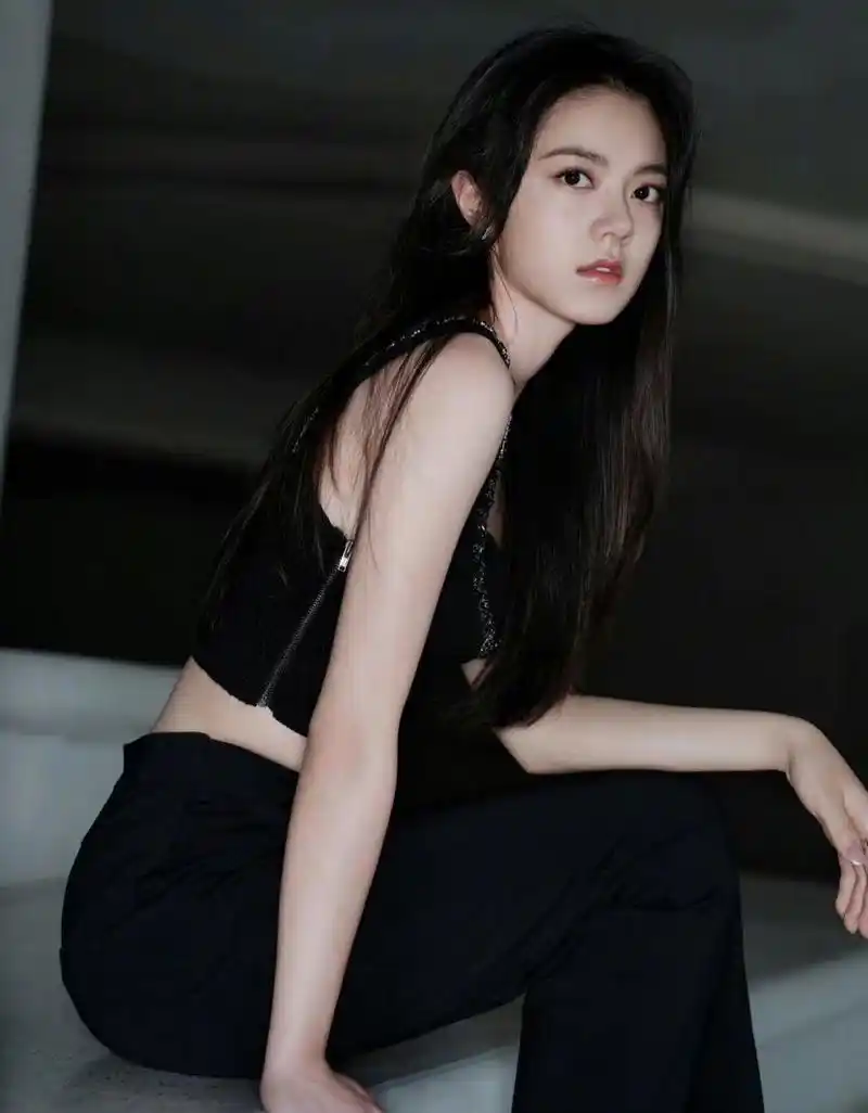 赵今麦这次做对妆造了,昨日活动一袭黑裤,乌黑的头发蓬松,飒气十足