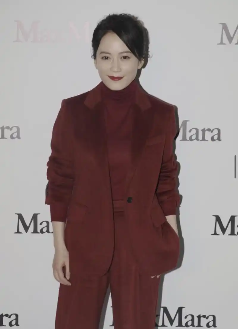 俞飞鸿从骨子里散发的高级感,穿枣红色西装套装出席活动,超漂亮