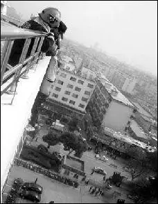 跳楼男悬空楼顶