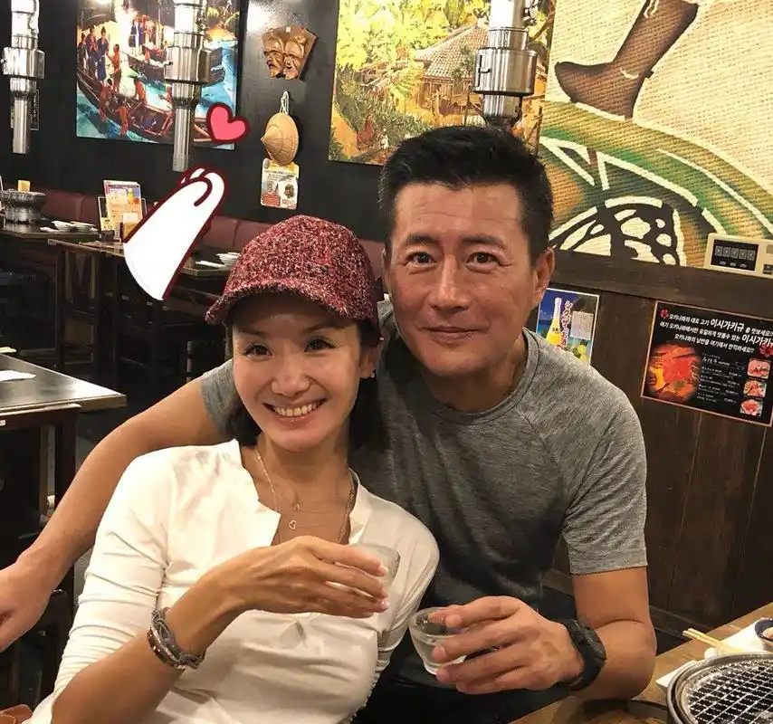 江珊前夫高曙光罕秀恩爱与小16岁娇妻依偎女方貌美身材曼妙