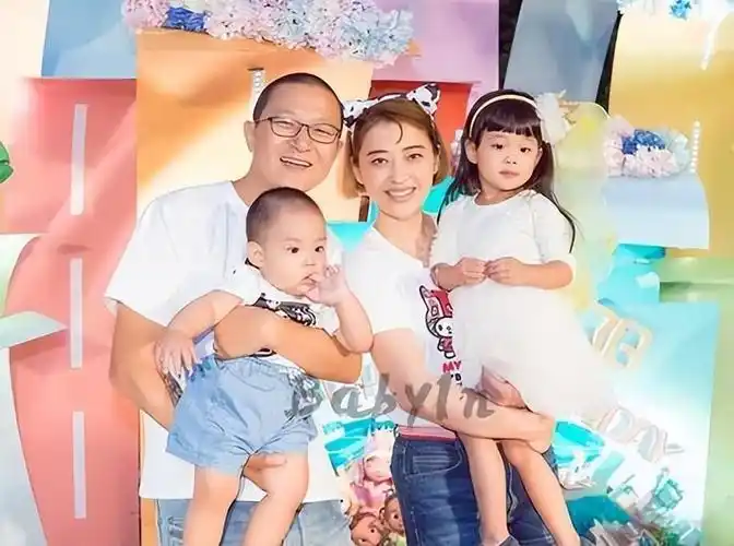 第一段婚姻在2007年3月16日,梅婷公开承认已与鄢颇离婚.