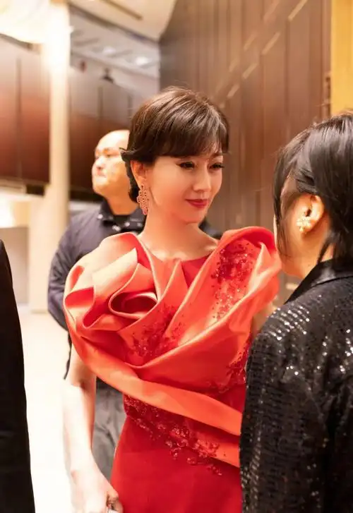 赵雅芝出席北京国际电影节,一袭大红色开叉长裙,温柔又优雅!
