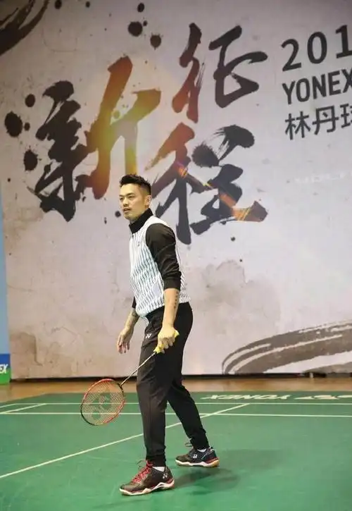 林丹退役后罕见现身机场穿白t反戴棒球帽妻子谢杏芳紧随其后