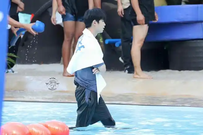 黄明昊《全力以赴的行动派》路透今日份录制综艺落水游泳好乖好可爱玩