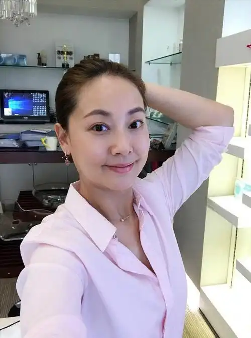 43岁张茜近照大曝光,原来张卫健每天面对的是这样的女人!