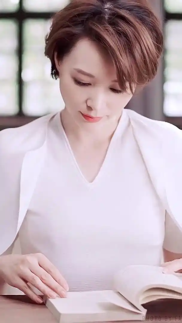 美女主持董卿的写真照片