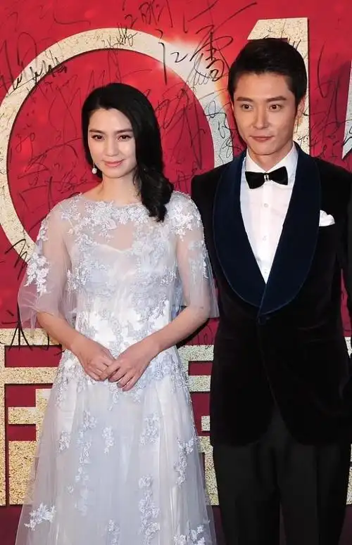 洪欣和老公同框还挺甜蜜的,镂空拼色裙甜美清新,年龄大却挺显小