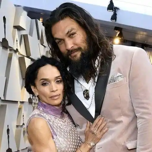 "海王"杰森·莫玛在ins发文宣布与妻子莉莎·博内特离婚.