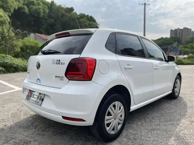 2020款的大众polo车型是一款小型车,车身结构为5门5座的两厢车.