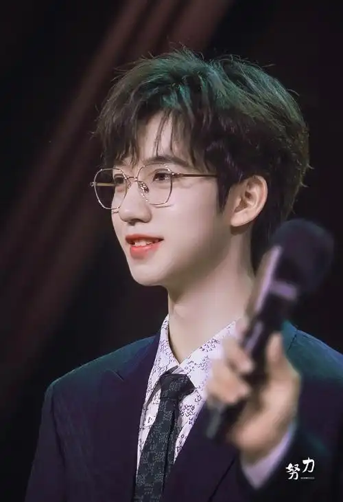 微博之夜阵容官宣##和贺峻霖点亮微博之夜