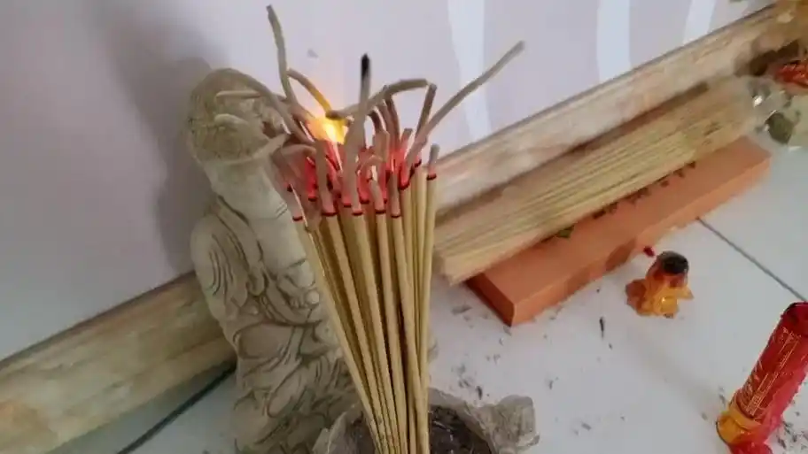 烧香中间香灰是黑色,是什么意思?