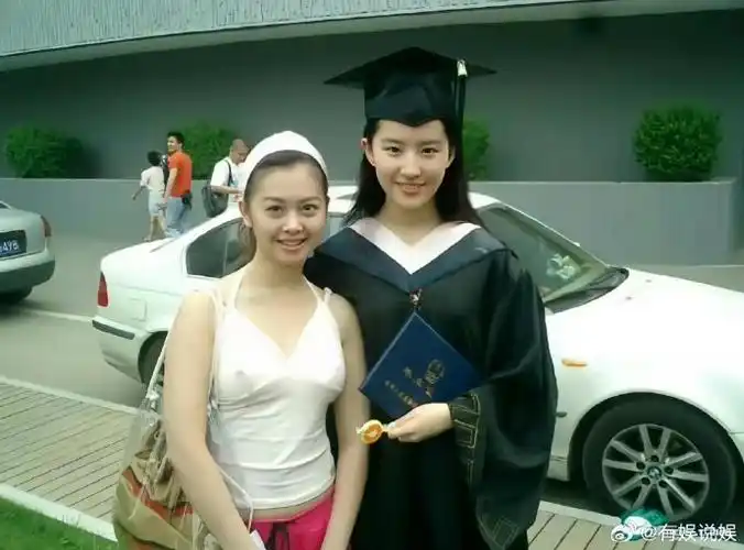 刘亦菲大学毕业照