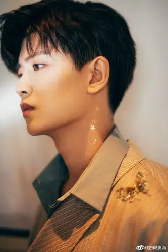 任嘉伦《时尚健康》五月封面人物_高清图集_新浪网