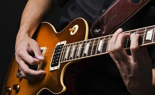 弹吉他图片手指