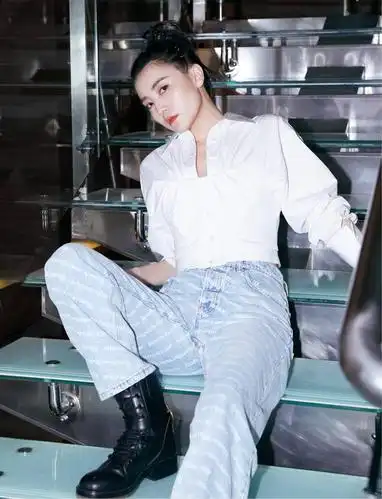 宋佳的二八分身材挺有味道穿短款上衣有魅力真是又酷又美