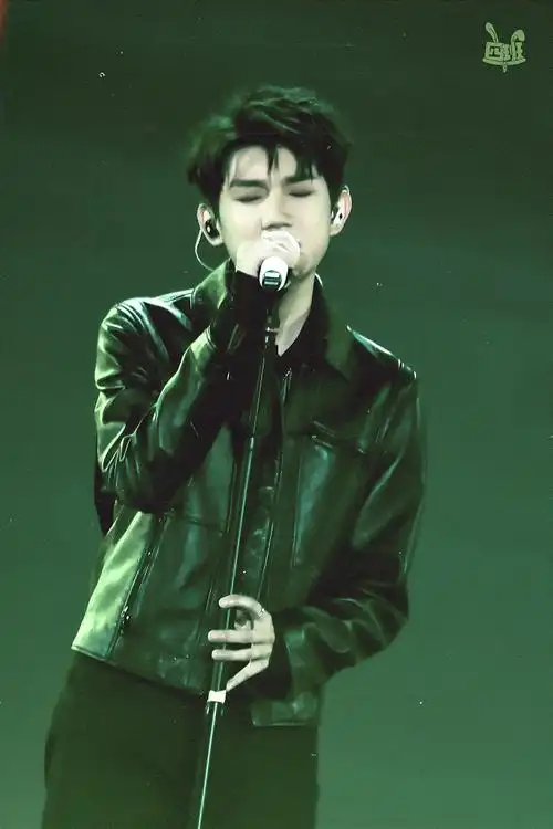 王源出席qq音乐巅峰盛典