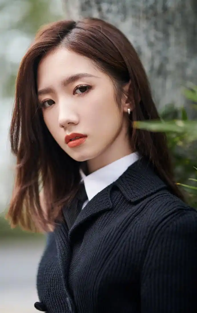 性感美女明星孟美岐优雅妩媚写真