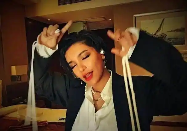 超女冠军江映蓉近照,皮肤黝黑嘴巴性感,两张素颜照像换了个人?