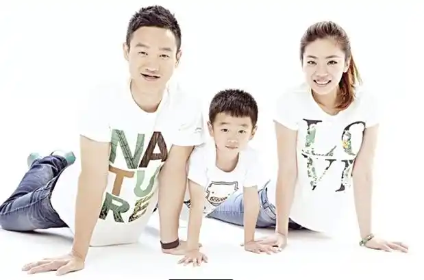 杨威杨阳洋一家三口亲子大片温馨令人艳羡