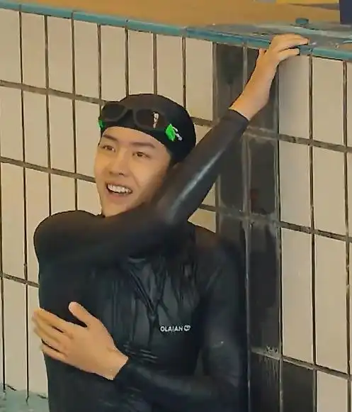 王一博游泳当他出水时泳衣贴在身上知道真实身材啥样了