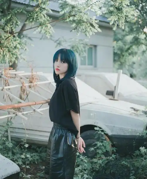 "元气少女"程潇精致上线,身穿灰色纱裙配白长靴,宛如画中仙|发型|短发