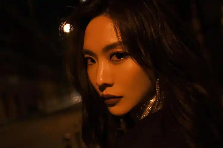 王霏霏黑白光影大片气场全开波浪卷发修饰精致侧颜纯欲感满满