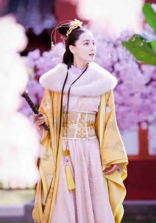 女星古装穿皮草孙俪霸气刘亦菲贵气都不如她一笑倾城