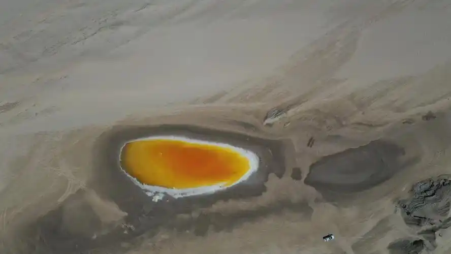像蛋黄一样的湖硫磺湖