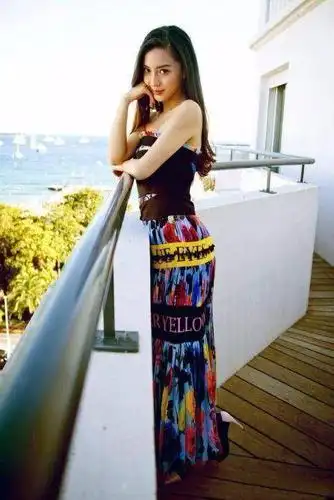 杨颖居然穿拖鞋出席活动,网友:看了她的腿男人都要怀疑人生!