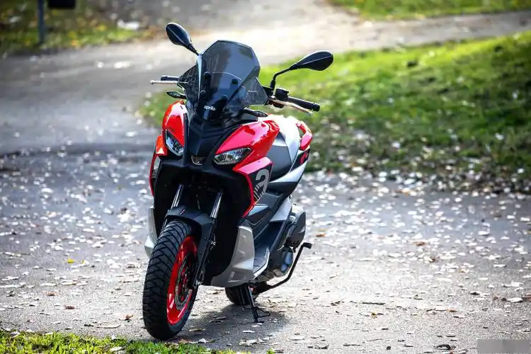 阿普利亚srgt125200户外特写