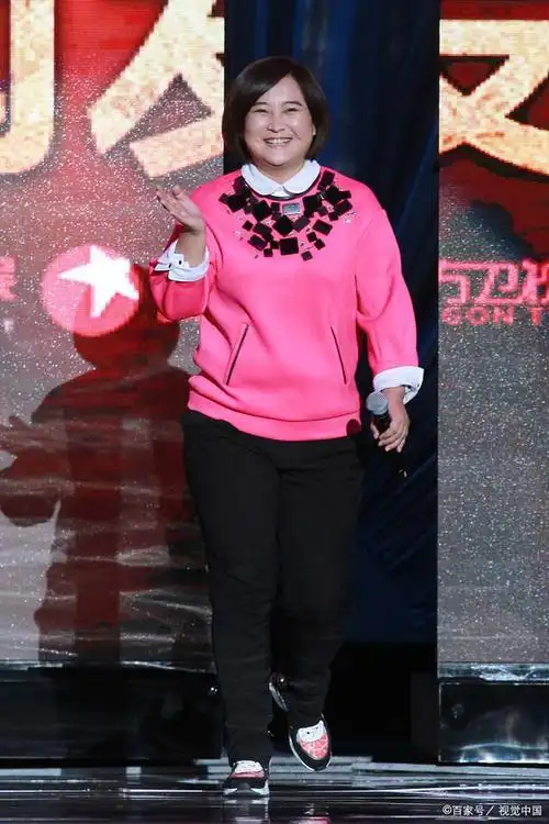 贾玲剪影冲上热搜第一,瘦得实在!