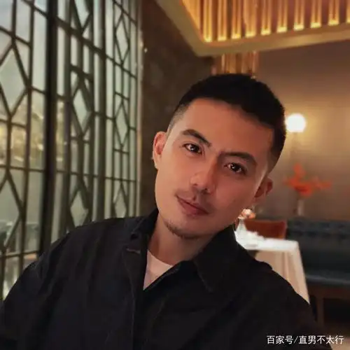 "浓眉大眼"的寸头小胡子帅哥,眼神也太迷人了吧!