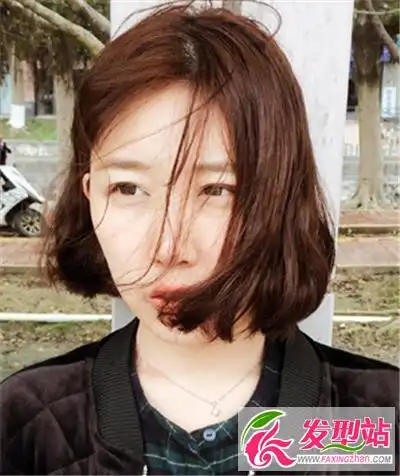 最新的蓬松个微烫短发 发量少的菇凉来看一下_发型站_最新流行发型