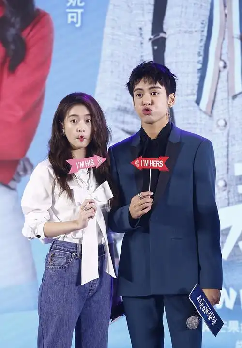 张雪迎与曾舜晞"比丑" 翻白眼嘟嘴傻笑表情包大战