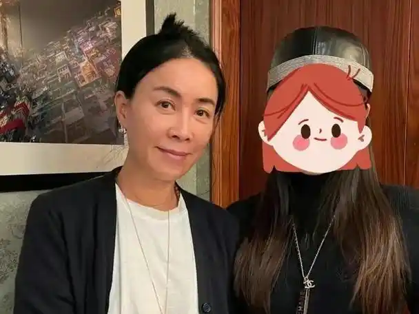 "消失"八个月后,56岁那英最新照片曝光,素颜出镜,慈眉善目