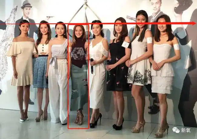 陈慧琳官方身高173,鞋跟是常规高度,目测不会超过5cm,陈凯琳的裤管