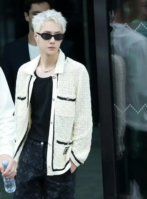 10月3日,王一博工作室在微博上分享出王一博巴黎时装周白发造型街拍