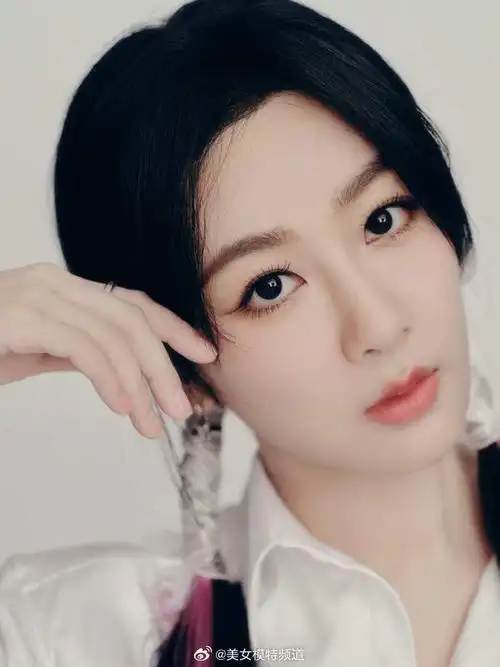 杨紫穿白色衬衫裙造型清新紫色挑染双马尾显俏皮可爱