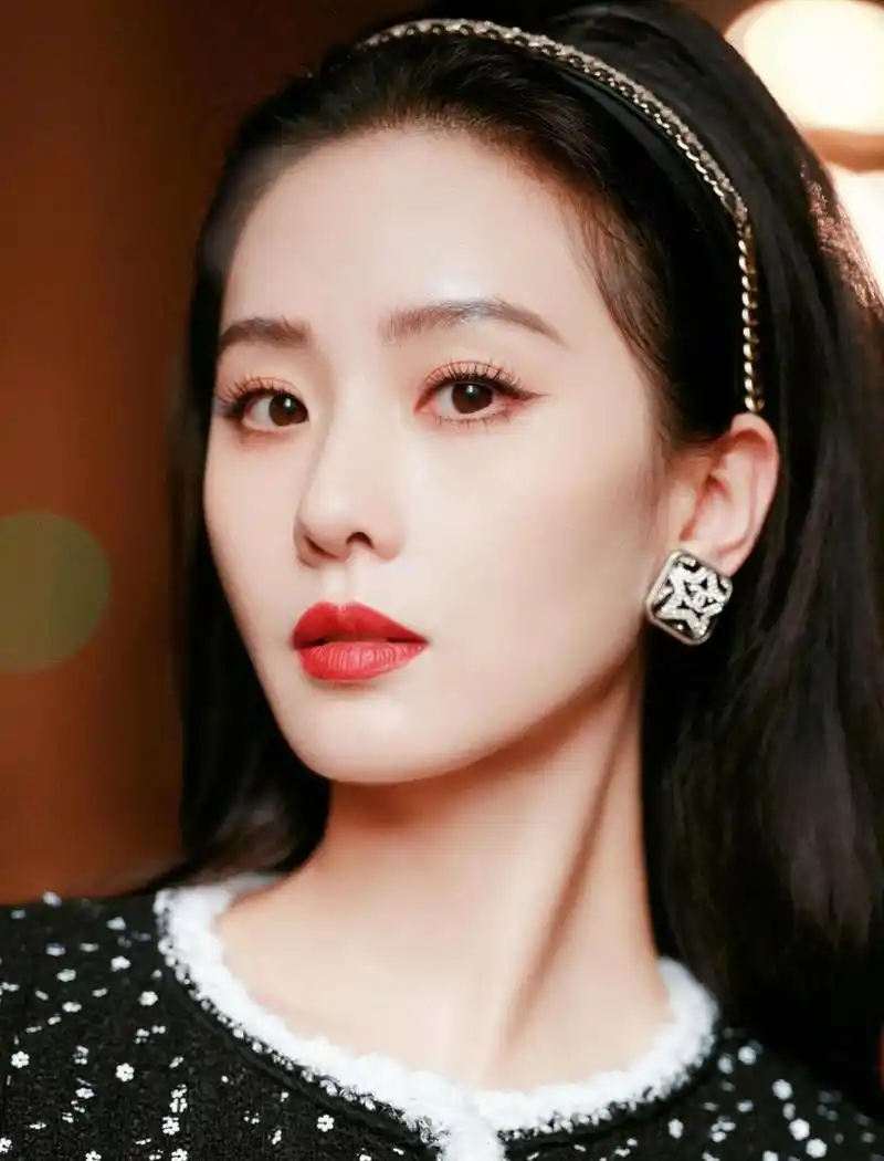 看刘诗诗的侧脸冷艳高贵,秀气迷人,好酷啊!#刘诗诗# #娱乐