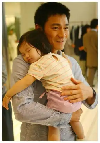 刘德华女儿近照颜值爆表继承了爸妈的优越基因一家三口美如画