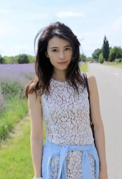 42岁高圆圆晒美照 吊带长裙知性又干练