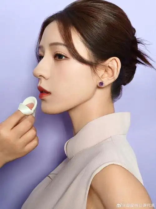 张予曦最新国风写真,盘发造型搭配粉色旗袍,新中式风拿捏